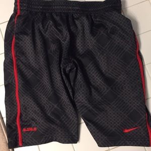 ⬇️20 Lebron James Nike shorts